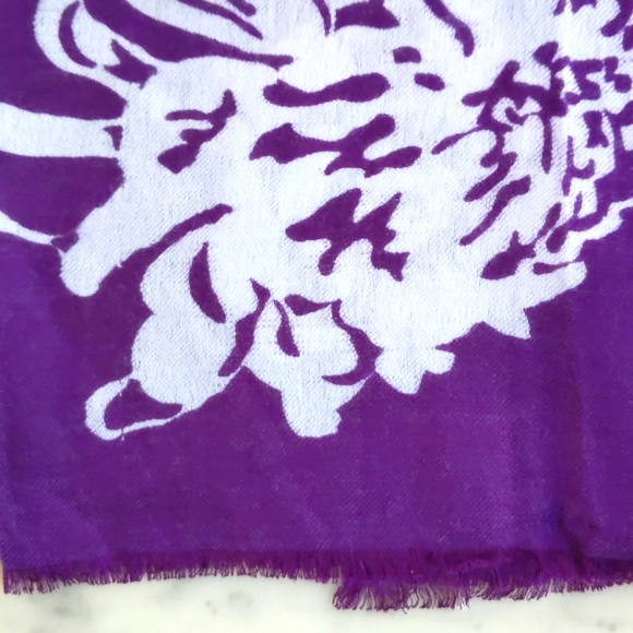 NWOT. GAP Rayon/Wool blended floral scarf/wrap. - Picture 2 of 4